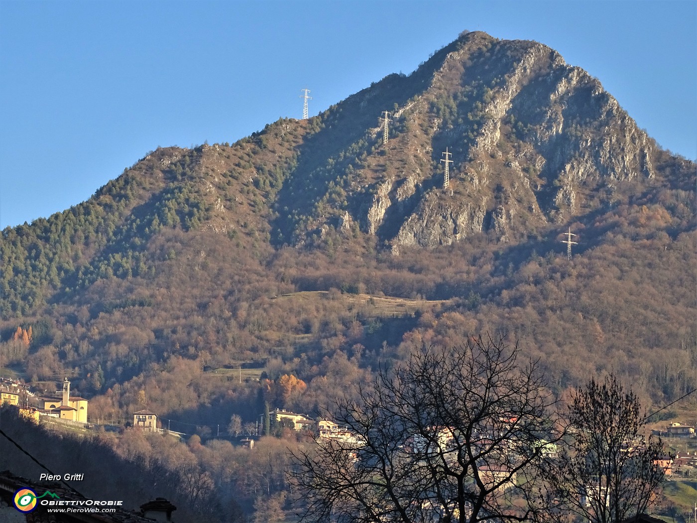 01 Il Pizzo di Spino (958 m)  con Spino al Brembo (470 m) in primo piano visti da Acquada, frazione di Zogno.JPG